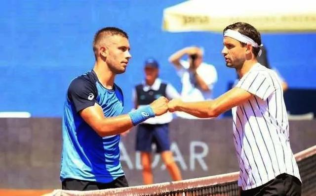 们从中看到 们从中看到